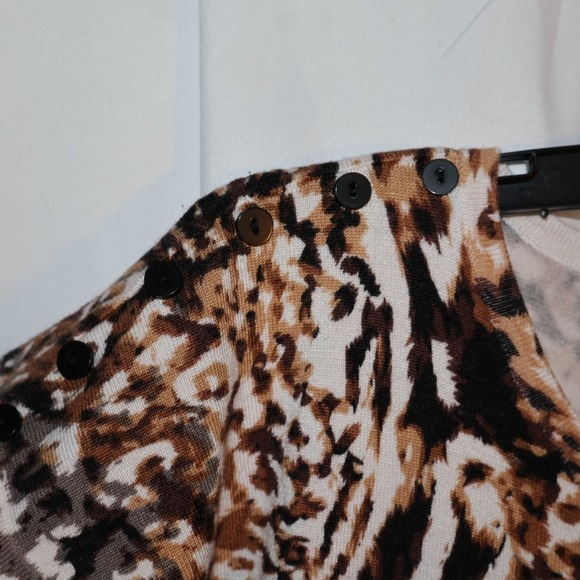 Joseph A Blouse Size L Capped sleeves Animal print Buttons Across Shoulder Top - Picture 6 of 10